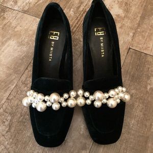 Green velvet heel with pearl